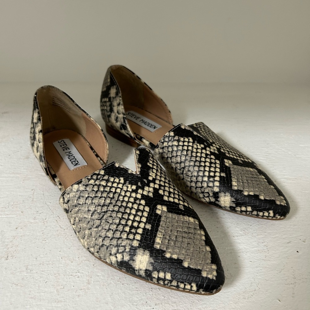Steve Madden Black and Cream Snakeskin Flats like new !!